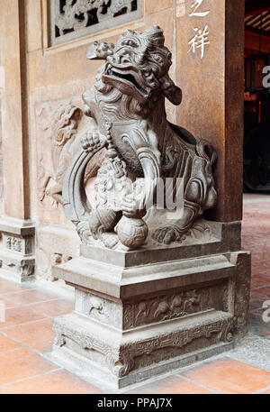 Leone cinese all'ingresso di un tempio Foto Stock