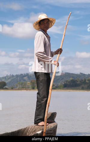 Dak Lak, VIETNAM - Gennaio 6, 2015 - Uomo spingendo una barca con un polo Foto Stock
