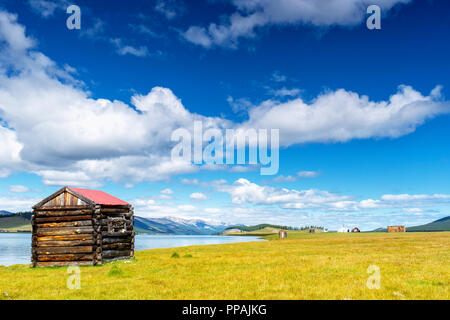 Piccola capanna e una marcia al Lago Khovsgol shore, Khatgal, Mongolia Foto Stock