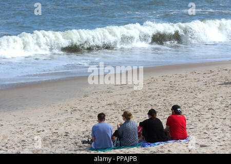 Primo giorno di autunno - seduto sulla spiaggia - Nauset Beach, Orleans, Massachusetts, sul Cape Cod, STATI UNITI D'AMERICA Foto Stock