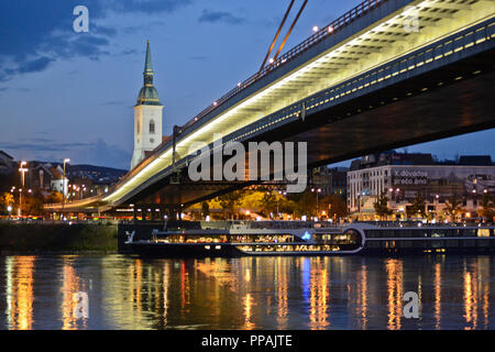 La maggior parte dei SNP (Ponte della Rivolta Nazionale Slovacca) oltre il Fiume Danubio, Bratislava, Slovacchia Foto Stock