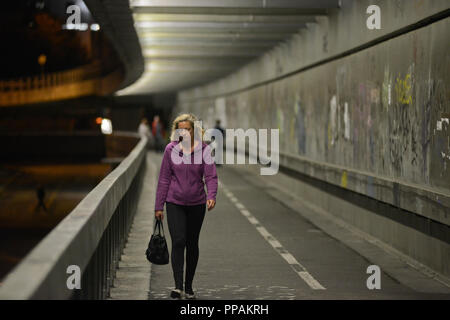 Giovane ragazza camminare da soli, la maggior parte dei SNP, Bratislava, Slovacchia Foto Stock