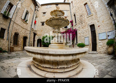 Una bella fontana dalla bellissima città medievale di Tourrette in Francia. Foto Stock