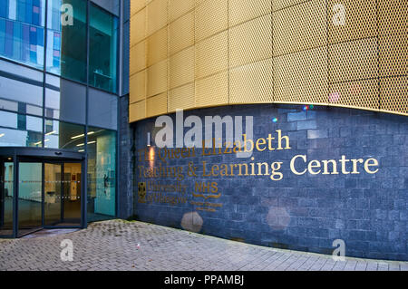 La regina Elisabetta di insegnamento e di apprendimento nel centro di Glasgow, Scozia. Foto Stock