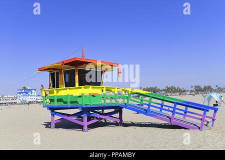 Beach Hut dipinte in colori orgoglio sulla Spiaggia di Venice, Los Angeles, California, Stati Uniti d'America Foto Stock