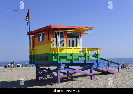 Beach Hut dipinte in colori orgoglio sulla Spiaggia di Venice, Los Angeles, California, Stati Uniti d'America Foto Stock