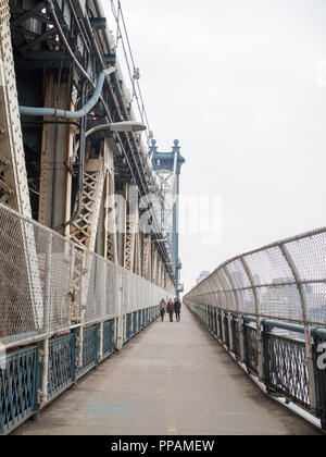 Passeggiate in Manhattan Bridge Foto Stock