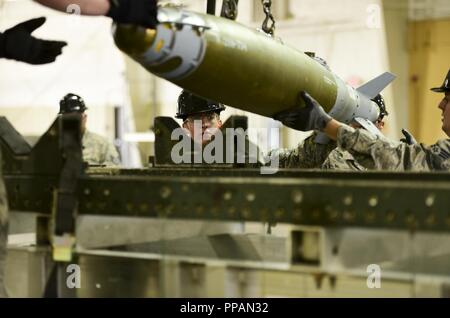 Armi i membri dell'equipaggio assegnati al ventottesimo munizioni Squadron caricare un giunto di attacco diretto munizione su un rimorchio durante una bomba costruire a Ellsworth Air Force Base, S.D., il 30 agosto 2018. Nel corso della due giorni, aviatori dal 28 MUNS costruito 15 JDAMs, compresi 12 live di munizioni e di tre corsi di formazione inerte bombe. Foto Stock