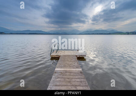 Pontile in legno sul Lago Hopfensee, Hopfen am See, Fussen, Svevia, Allgau, Baviera, Germania Foto Stock