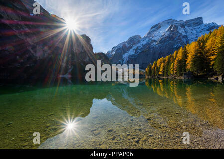 Il lago in autunno con Sun, Lago di Braies, il Lago di Braies, il Lago di Braies, la provincia di Bolzano, Provincia di Bolzano, Alto Adige, Alto Adige, Dolomiti, Italia, UE Foto Stock