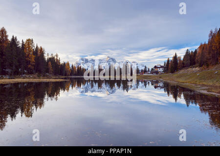 Lago di Misurina con Sorapis gruppo montuoso al mattino si riflette nel lago, Cadore Misurina, Distretto di Belluno, Veneto, Dolomiti, Italia, Europa Foto Stock