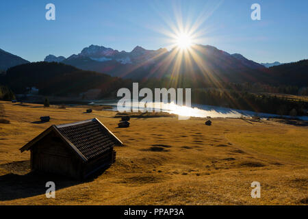 Alba sul Karwendel mountain range con lago ghiacciato e fienile, Stadel Lago Geroldsee, Wagenbruechsee, Gerold, Kruen, Krun, Alta Baviera, Bavar Foto Stock