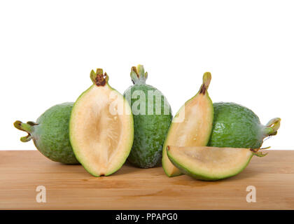 Ananas intero guaiava su una tavola di legno con frutta tagliata a metà e i quarti. Foto Stock