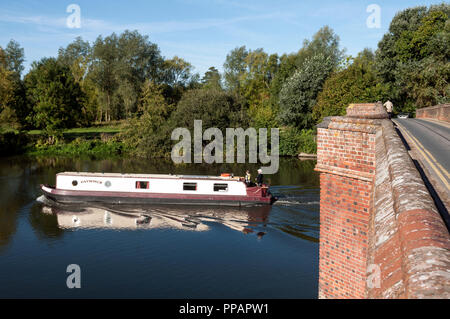 Narrowboat sul Fiume Tamigi presso la Clifton Hampden bridge, Oxfordshire, England, Regno Unito Foto Stock