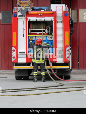 Italia, IT, Italia - 10 Maggio 2018: camion dei pompieri e un'taliana vigili del fuoco con uniforme con il testo Vigili del Fuoco significa che i vigili del fuoco in italiano lang Foto Stock