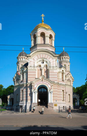 Russo Cattedrale Ortodossa di Riga, vista in estate all ingresso della Natività di Cristo nella cattedrale di Brivibas Bulvaris nel centro di Riga, Lettonia. Foto Stock