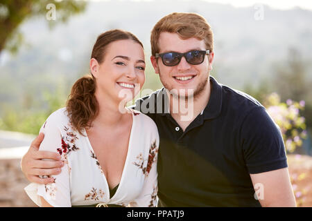 Ritratto di romantica una giovane coppia in vacanza insieme Foto Stock