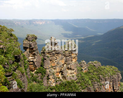 BLUE MOUNTAIN in Australia e la formazione rocciosa Tre Sorelle in Jamison Valley Foto Stock