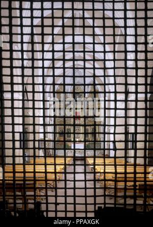 INTERIOR DE LA IGLESIA A TRAVES DE LA REJA DE CLAUSURA. Posizione: Convento de Santa Clara. A Moguer. Huelva. Spagna. Foto Stock