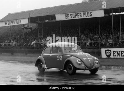 VW Beetle, R.Vaughan. Goodwood 34th dell' elemento di Riunione 25.4.1959 Foto Stock