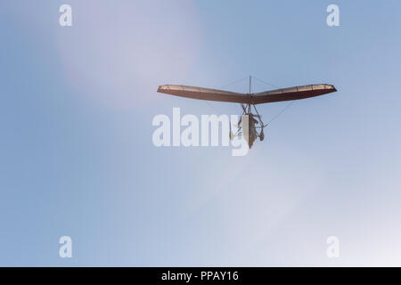 Motorizzati deltaplano volare nel cielo blu Foto Stock