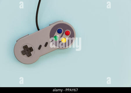 Retrò video game controller su sfondo blu Foto Stock