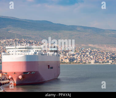 La prua di una grande roll-on/roll-off (RORO o ro-ro) auto vettore nave ormeggiata in un porto izmir, Turchia Foto Stock