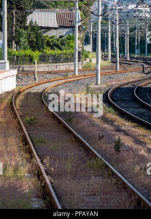 I binari ferroviari con poli elettrici Foto Stock