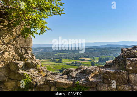 Vecchio villaggio della Provenza, Ménerbes, Francia, situato su una collina, dipartimento Vaucluse, Luberon, regione Provence-Alpes-Côte d'Azur Foto Stock