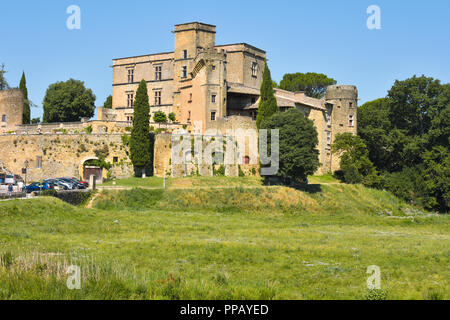 Castello del villaggio di Lourmarin, Provenza, Francia, piede delle montagne di Luberon, dipartimento Vaucluse, regione Provence-Alpes-Côte d'Azur Foto Stock