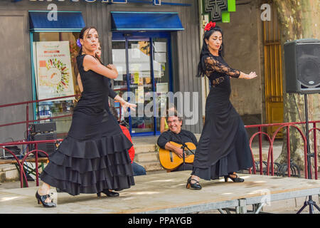 Pubblico spettacolo di flamenco sulla strada annuale sagra del miele di lavanda in Riez, Provenza, FRANCIA, DIPARTIMENTO Alpes-de-Haute-Provence Foto Stock