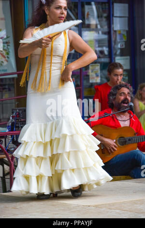 Pubblico spettacolo di flamenco sulla strada annuale sagra del miele di lavanda in Riez, Provenza, FRANCIA, DIPARTIMENTO Alpes-de-Haute-Provence Foto Stock