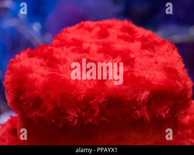 A forma di cuore decorativo rosso scatola regalo per amore e relazioni familiari, il giorno di San Valentino. Foto Stock