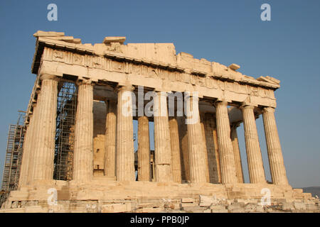 Arte greche. Il Partenone. È stato costruito tra 447-438 A.C. in stile dorico sotto la leadership di Pericle. Il palazzo è stato progettato dagli architetti Ictinos e Callicrates. Acropoli. Atene. Attica. Grecia centrale. L'Europa. Foto Stock