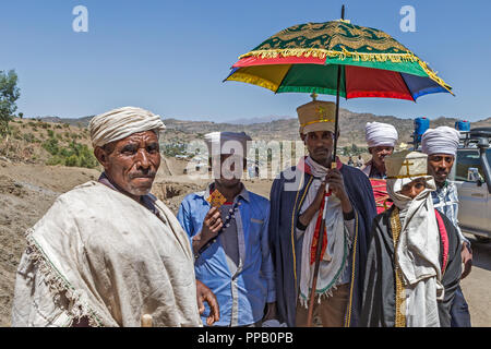 Le religiose locali corteo nuziale di groom prendere moglie dalla sua casa al suo. Bilbala villaggio nei pressi di Lalibela, Etiopia Foto Stock