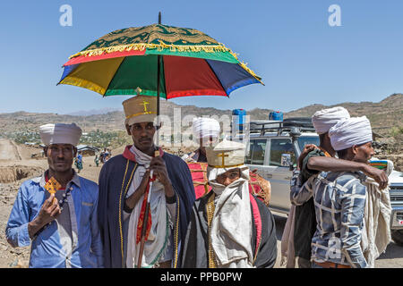 Le religiose locali corteo nuziale di groom prendere moglie dalla sua casa al suo. Bilbala villaggio nei pressi di Lalibela, Etiopia Foto Stock