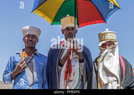 Le religiose locali corteo nuziale di groom prendere moglie dalla sua casa al suo. Bilbala villaggio nei pressi di Lalibela, Etiopia Foto Stock