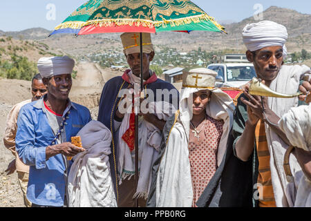 Le religiose locali corteo nuziale di groom prendere moglie dalla sua casa al suo. Bilbala villaggio nei pressi di Lalibela, Etiopia Foto Stock