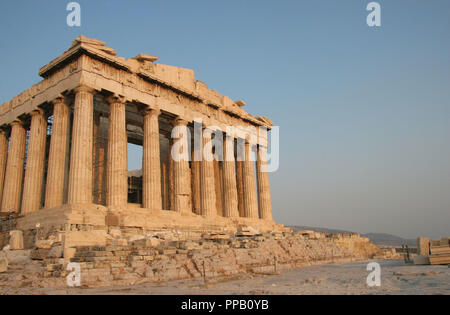 Arte greche. Il Partenone. È stato costruito tra 447-438 A.C. in stile dorico sotto la leadership di Pericle. Il palazzo è stato progettato dagli architetti Ictinos e Callicrates. Acropoli. Atene. Attica. Grecia centrale. L'Europa. Foto Stock