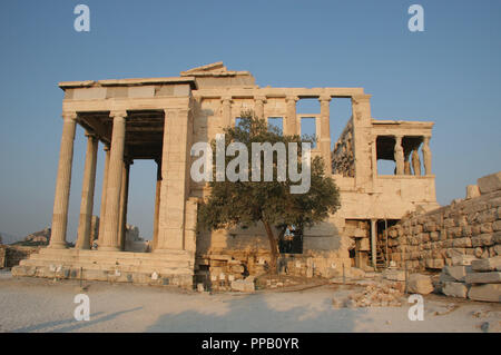 Arte greche. Eretteo. Tempio ionico. È stato costruito tra 421 - 407 A.C. La facciata di SW. Acropoli. Atene. Attica. Grecia centrale. Foto Stock