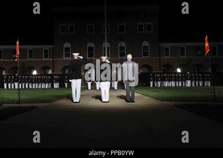 Da sinistra, Col. Don Tomich, comandante, caserma marini Washington (MBW) D.C., Comandante del Marine Corps gen. Robert B. Neller, e Richard V. Spencer, segretario della Marina rendere onori durante una serata parade presso caserma marini di Washington D.C., il 10 agosto 2018. Richard V. Spencer, segretario della Marina Militare, fu onorato ospite di questa sera la parata. Foto Stock