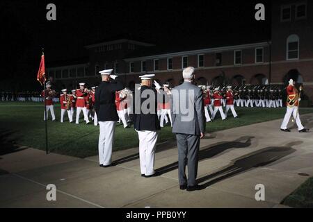 Da sinistra, Col. Don Tomich, comandante, caserma marini Washington (MBW) D.C., Comandante del Marine Corps gen. Robert B. Neller, e Richard V. Spencer, segretario della Marina rendere onori durante una serata parade presso caserma marini di Washington D.C., il 10 agosto 2018. Richard V. Spencer, segretario della Marina Militare, fu onorato ospite di questa sera la parata. Foto Stock