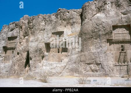 Il persiano Art. Periodo achemenide. Vi e V secolo A.C. Tombe dei re Dario I, Xerxes I e Dario II, scolpito nella roccia. Necropoli di Naqsh-e Rustam. Intorno a Persepoli. L'Iran. Foto Stock