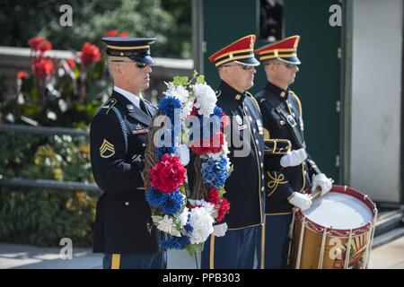 Una tomba Sentinel da 3d U.S. Reggimento di Fanteria (la vecchia guardia) e un bugler e il batterista DA PARTE DEGLI STATI UNITI Banda Armata, 'Pershing la propria', condurre una ghirlanda di pubblico-posa presso la tomba del Milite Ignoto presso il Cimitero Nazionale di Arlington Arlington, Virginia, 15 agosto 2018. La Ghirlanda-posa è stato ospitato da Michael Stenger, xli armi al Sergente dell'U.S. Senato, e Frank Larkin, quarantesimo di armi al Sergente dell'U.S. Senato. Foto Stock