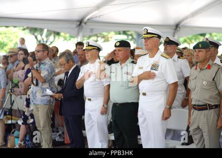 Un monumento di pietra è stata dedicata oggi alla National Memorial Cemetery del Pacifico in onore di 400 uomini di servizio che perirono giapponese a bordo di navi cargo che sono stati bombardati in un porto di Taiwan. I resti di soldati molti dei quali sono stati attivati esercito nazionale ufficiali erano inizialmente sepolti vicino a Takao Harbour ma sono state reinterred in Hawaii nel 1946. La 400 uomini erano tra le migliaia di prigionieri di guerra presi dai giapponesi nelle Filippine nel 1942. I prigionieri di guerra sul Enoura Maru incluso, in aggiunta agli americani, soldati e marinai provenienti da Australia, Canada, Gran Bretagna, Paesi Bassi, n. Foto Stock