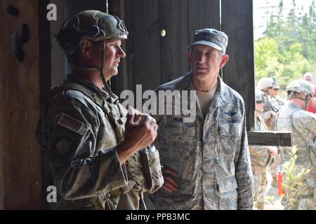 Tech. Sgt. Charles Fox, Alpena Combat Readiness Training Center, mutandine Brig. Gen. Ron Wilson, direttore del giunto personale, Michigan Guardia nazionale, durante l'esercizio sciopero del Nord 18, Calcite Carmeuse cava, città Rogers, Mich, 15 agosto 2018. Sciopero del nord 18 è una guardia nazionale Bureau-sponsorizzato esercizio che unisce i membri del servizio da parte di molti stati, più rami di servizio e di un certo numero di paesi della coalizione durante le prime tre settimane di agosto 2018 al Camp Temolo manovra comune centro di formazione e il Alpena Combat Readiness Training Center, entrambe situate nel nord del Michigan e Foto Stock