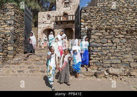 Congregants lasciando Debre Birhan Selassie Chiesa, Gonder, Etiopia, Patrimonio Mondiale dell UNESCO Foto Stock