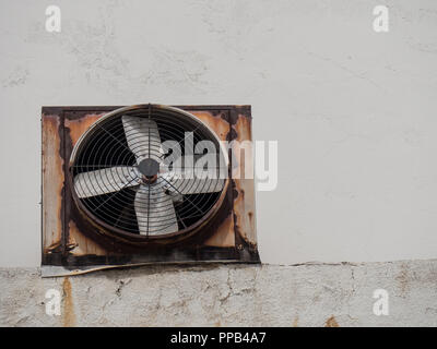 Ventilazione industriale ventilatore di scarico sulla parete Foto Stock