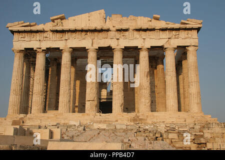 Arte greche. Il Partenone. È stato costruito tra 447-438 A.C. in stile dorico sotto la leadership di Pericle. Il palazzo è stato progettato dagli architetti Ictinos e Callicrates. Acropoli. Atene. Attica. Grecia centrale. L'Europa. Foto Stock