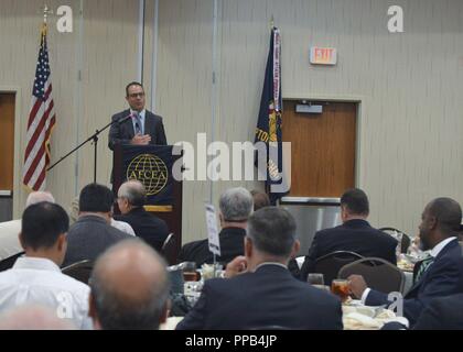 Keynote speaker, il sig. Matt Swartz, Vice comandante, Navale forze informazioni parla al Military Sealift Command e Forze Armate Communications Electronics Association IT/Cyber Industria del giorno 14 agosto. Foto Stock